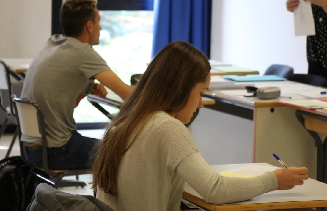 Alumnes en una aula d'un centre educatiu.
