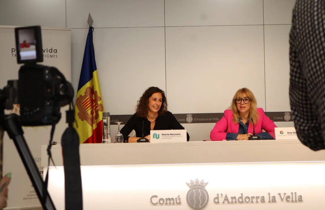 La consellera de Social, Joventut i Espai Ciutadà d'Andorra la Vella, Maria Nazzaro, i la presidenta de Projecte Vida, Eva Tenorio, durant la roda de premsa de presentació d'un nou cicle de xerrades sobre addiccions.