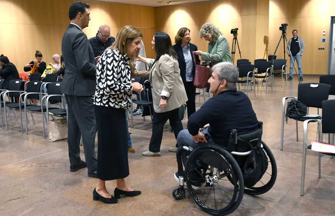 La ministra d’Afers Socials, Trini Marín, conversa amb el president delegat de la comissió d'accessibiltat, Miquel Llongueras.