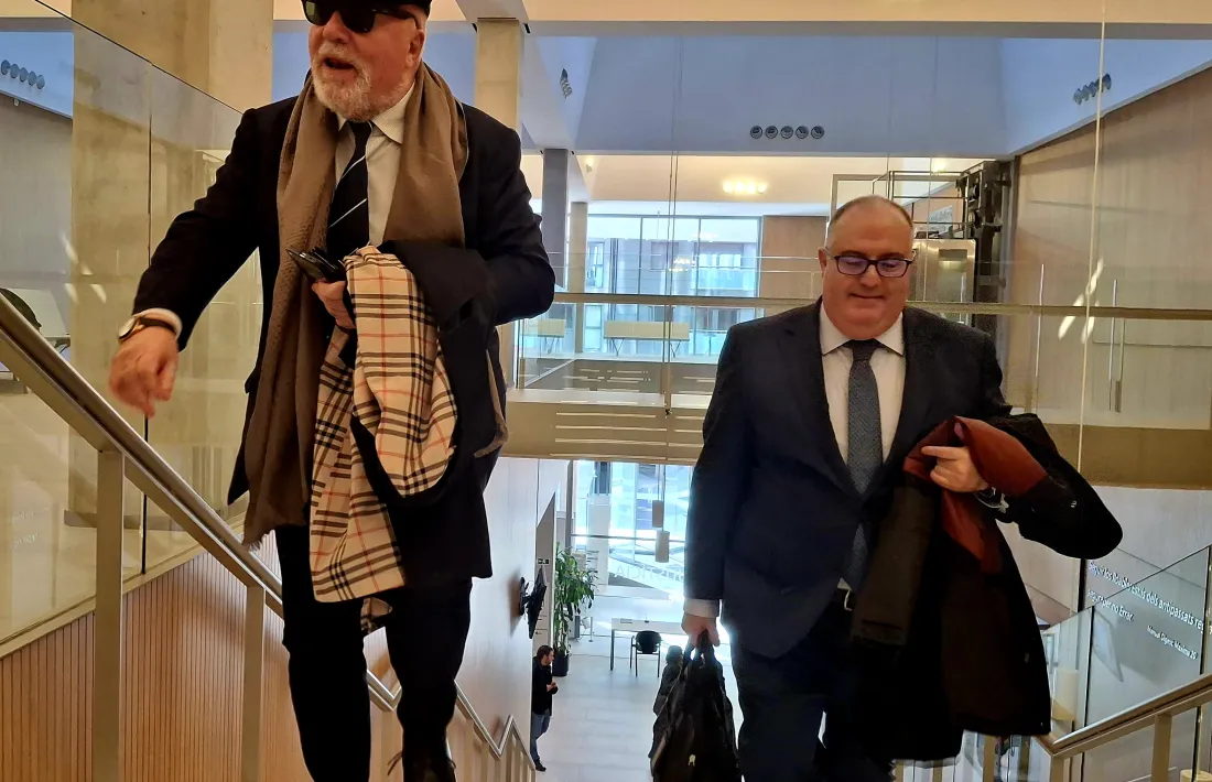 El comissari Villarejo entrant confiat a la Batllia juntament amb el seu advocat.