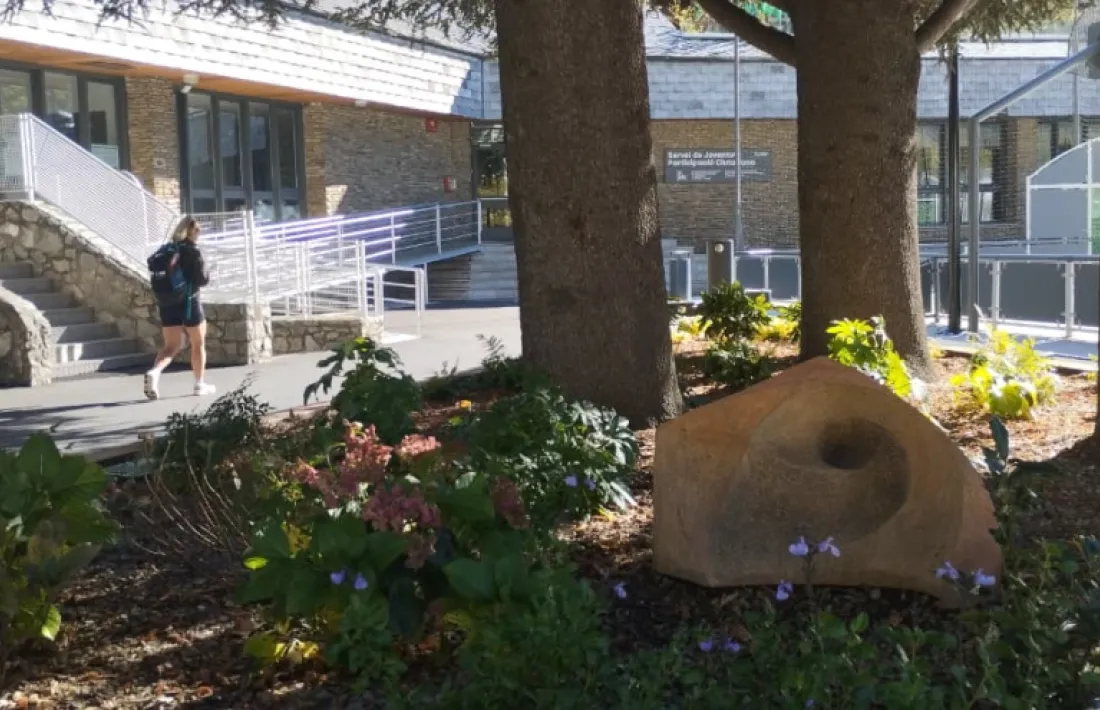 ‘Gol’, la ceràmica de Pilar Riberaygua que des d’ahir enllustra el jardí de l’estadi comunal.
