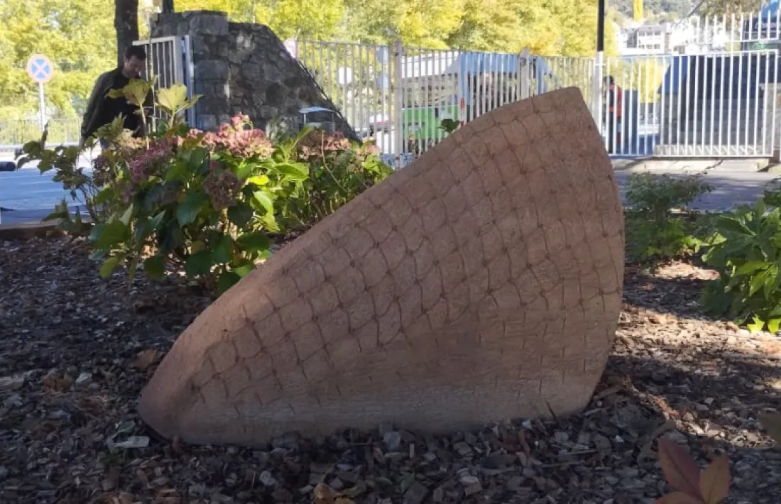 Revers de 'Gol', amb el gravat de la xarxa d'una porteria i a baix, a mà esquerra, la firma de Pilar Riberaygua.