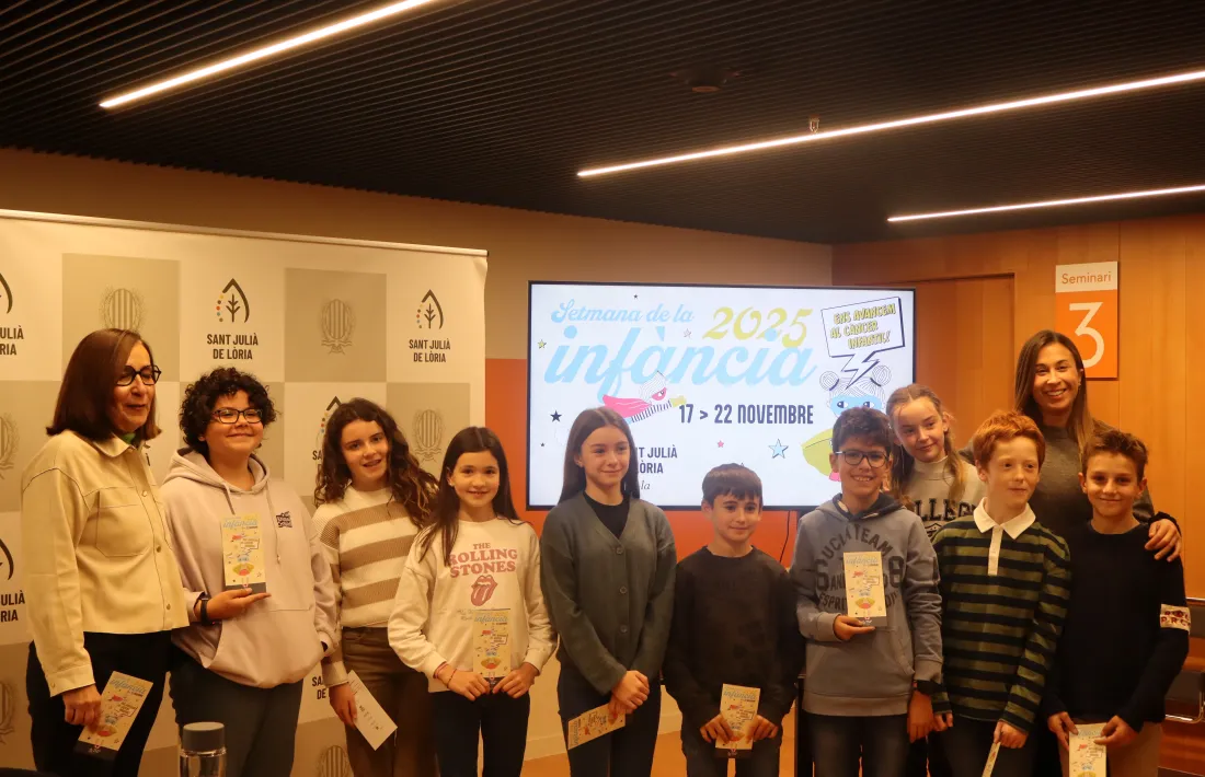 La consellera de Social del comú de Sant Julià de Lòria, Eva Ramos, la tècnica d'Infància i Joventut del comú, Lídia Rebés, i els integrants del Consell d'Infants de la parròquia.