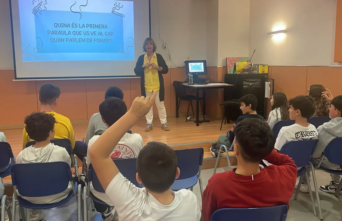 Alumnes durant el taller de prevenció del consum de tabac.