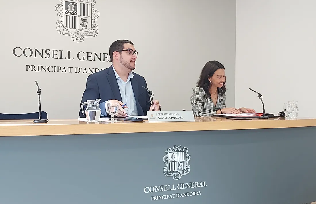 Pere Baró i Laia Moliné han presentat avui les esmenes socialdemòcrates a la proposta d'acord d'AE.