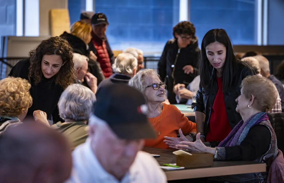 La cònsol menor, Olalla Losada, i la consellera de Social, Joventut i Participació Ciutadana, Maria Nazzaro, han visitat la nova Casa Pairal a la Plaça del Poble.