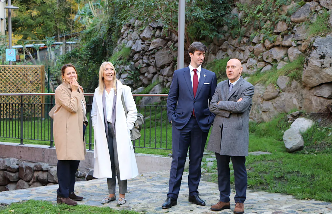El síndic general, Carles Ensenyat, i la subsíndica general, Sandra Codina, amb els cònsols d'Escaldes-Engordany, Rosa Gili i Quim Dolsa.