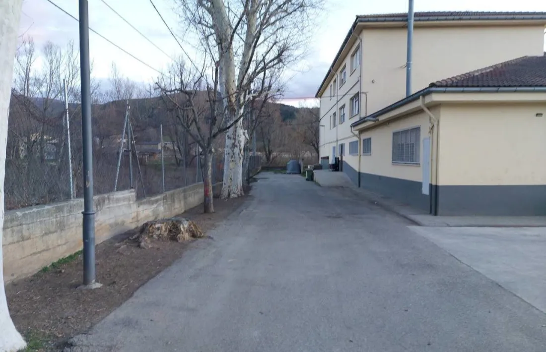 L'escola Albert Vives, amb el mur actual. 