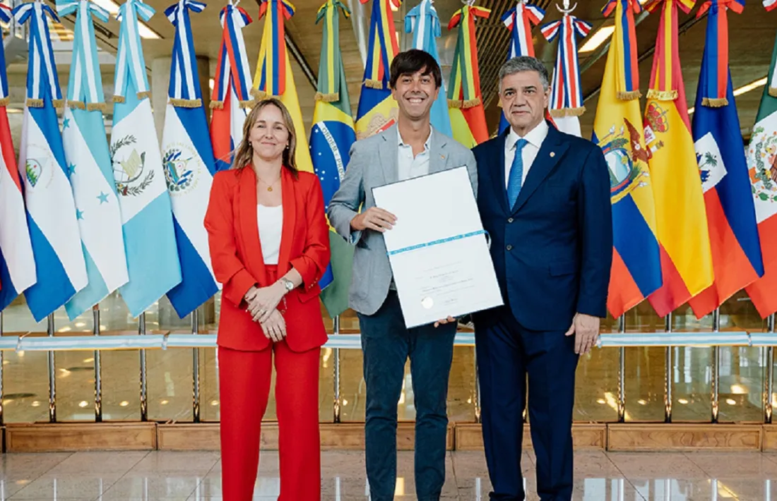 Sergi González després que la parròquia hagi estat escollida com a vicepresidenta de la subregió de la península Ibèrica de la Unió de Ciutats Capitals Iberoamericanes (UCCI).