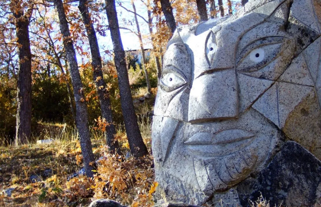 Rocaviva és un laberint d’art i natura esculpit durant dècades en la roca. 