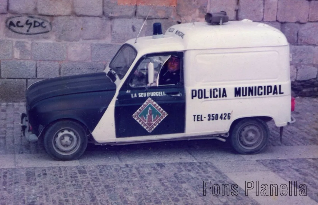 Allò que a la Seu en deien ‘la iogurtera’, la furgoneta de la policia municipal als anys quaranta. 