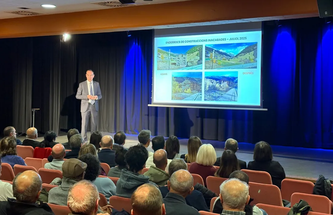 Jordi Alcobé presentant el nou POUP als veïns que es van reunir ahir a l’auditori del Palau de Gel.