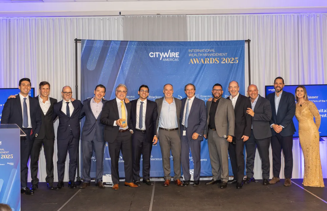 Joaquín Francés, CEO de Boreal Miami recull el premi amb part de l’equip.