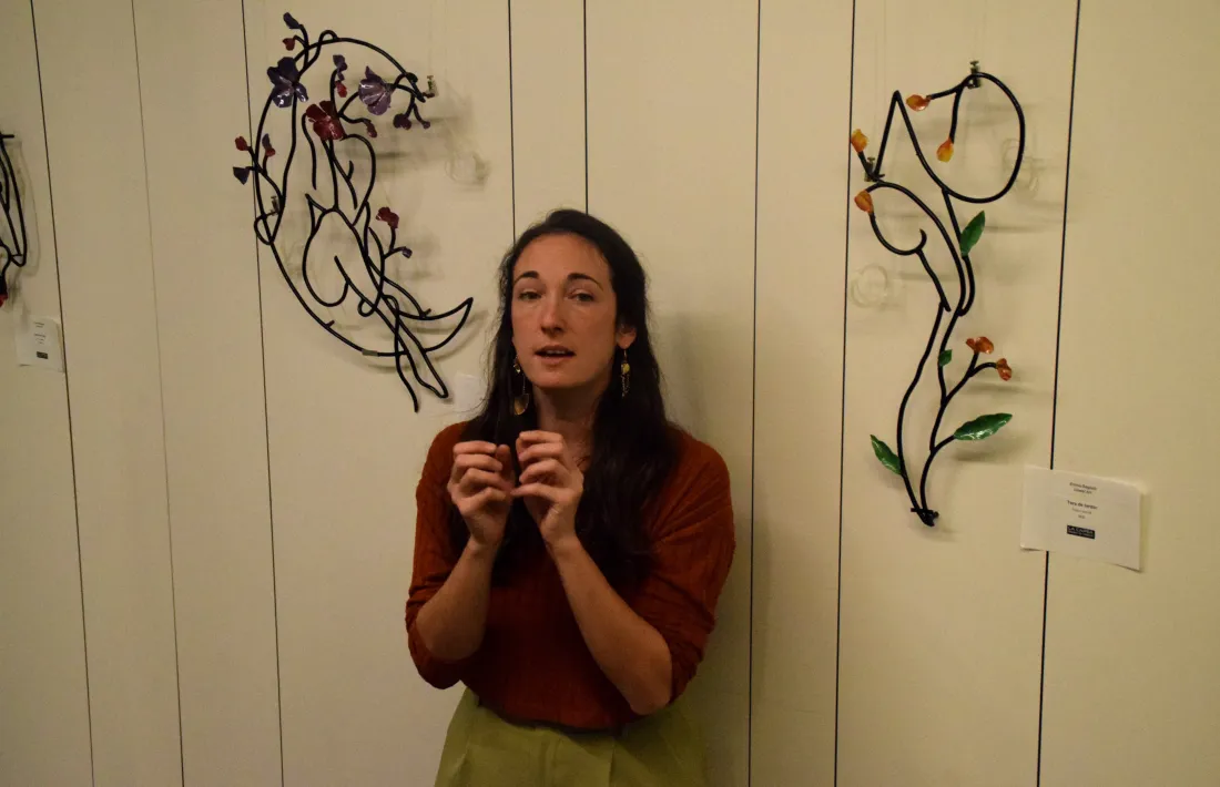 Regada entre dues de les peces exposades.