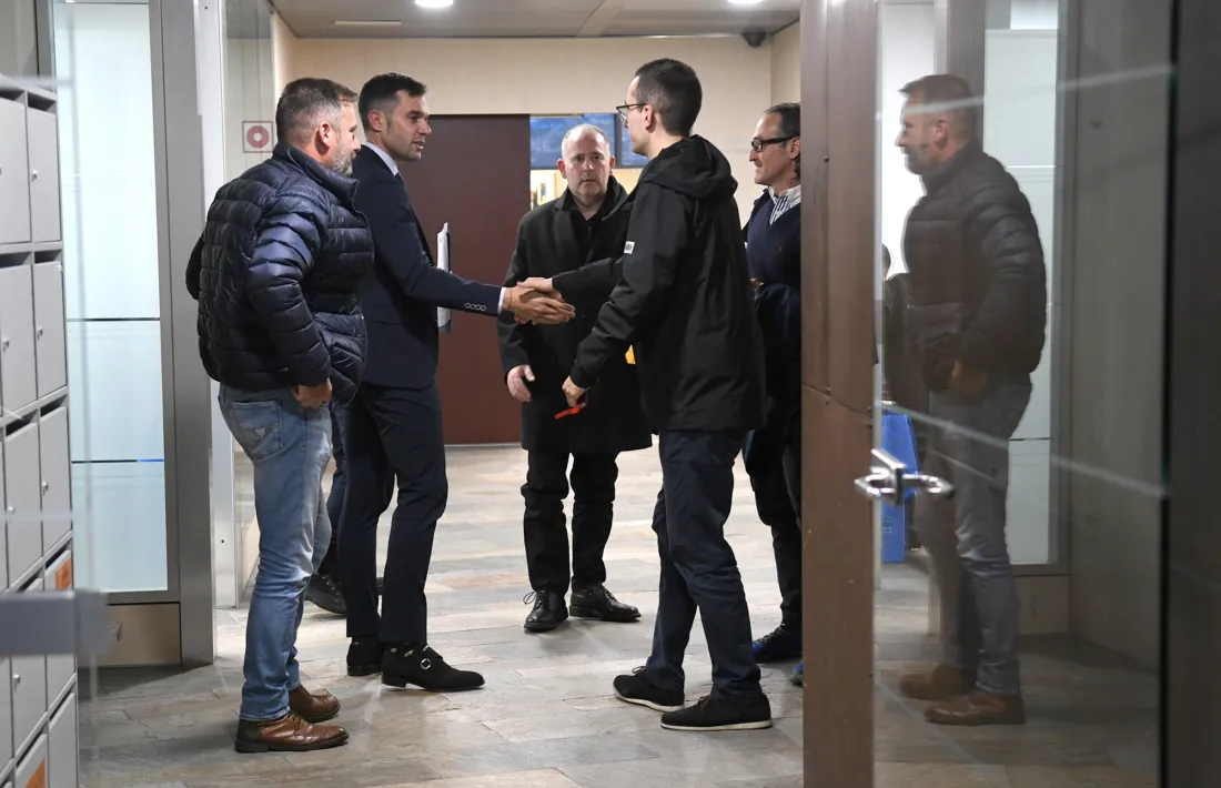 El secretari d’Estat de Transició Energètica, Transports i Mobilitat, David Forné, saluda els taxistes.