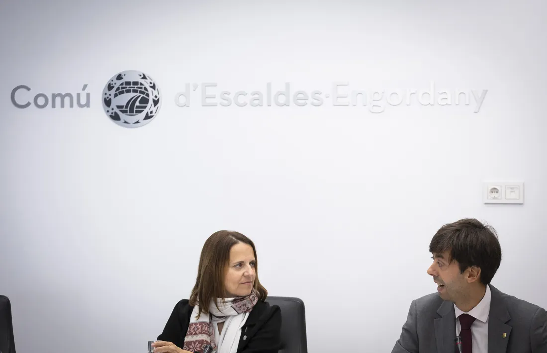 La cònsol major d'Escaldes-Engordany, Rosa Gili, i el cònsol major d'Andorra la Vella, Sergi González, durant la presentació del bus interparroquial.