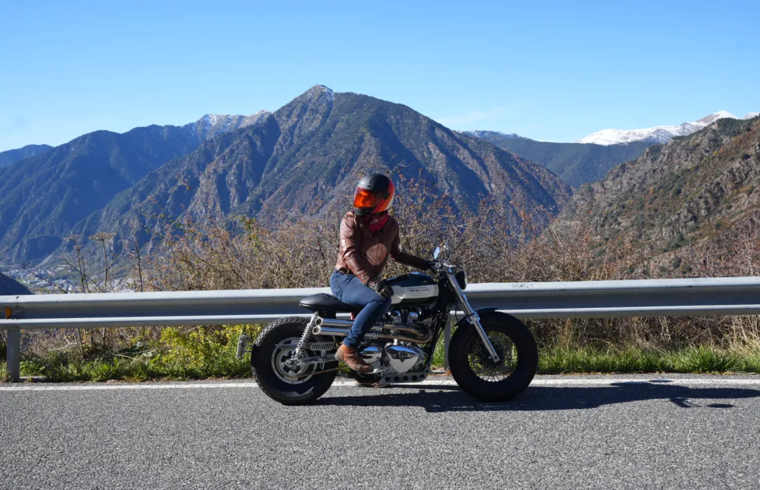 Markel López amb la seva moto Triumph modificada per Tamarit. 