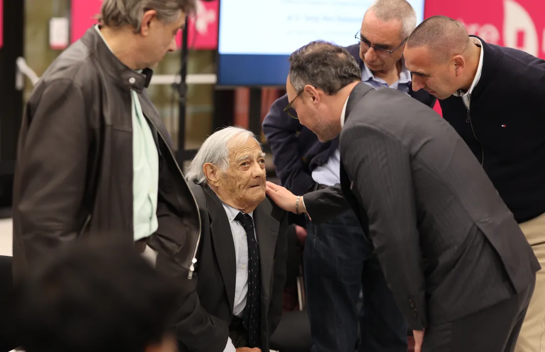 Sergi Mas i els seus tres fills, Roger, David i Miquel Àngel, amb el cap de Govern.