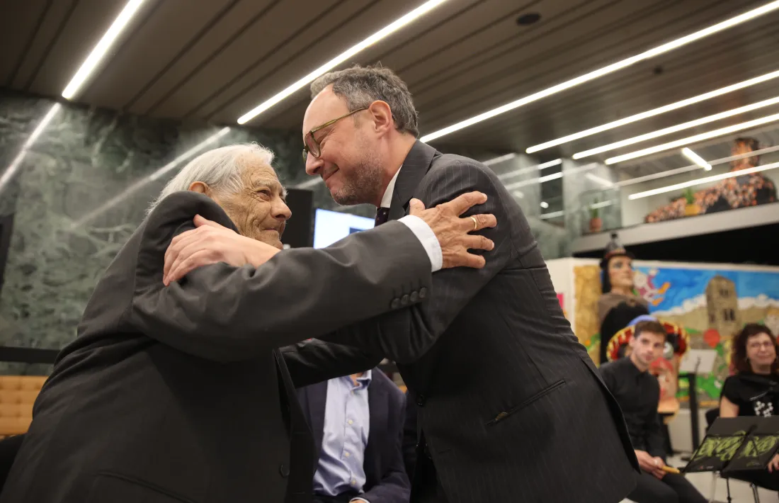 Sergi Mas rep del cap de Govern la medalla de cavaller comanador.