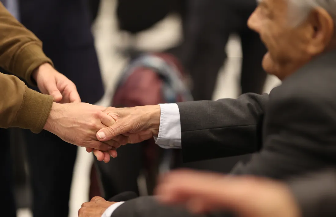 La mà que simbolitza la gratitud i l’admiració d’un país a l’obra de tota una vida.