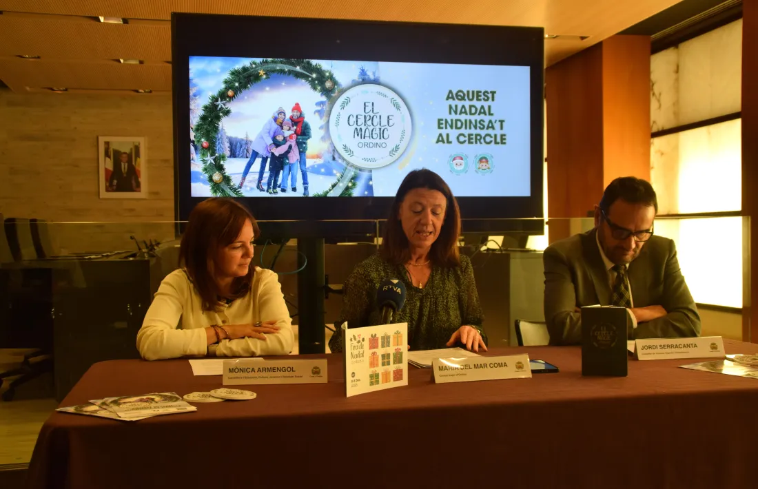 La consellera de Cultura, Mònica Armengol, amb la cònsol major, Maria del Mar Coma, i el conseller de Turisme, Dinamització i Esports, Jordi Serracanta, presentant el programa de Nadal.