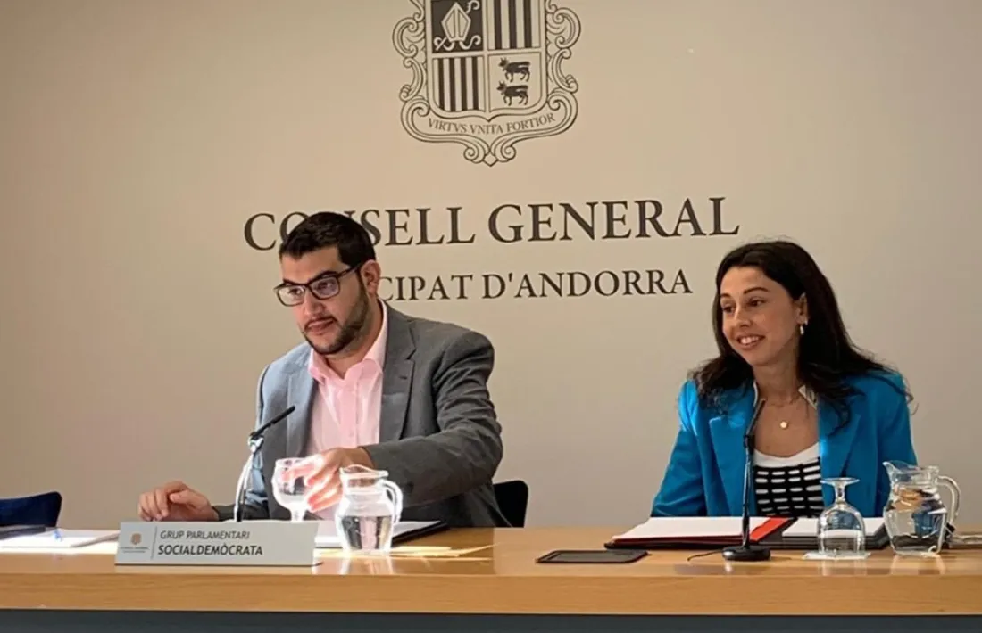 El conseller general Pere Baró i la consellera Laia Moliné en la roda de premsa.