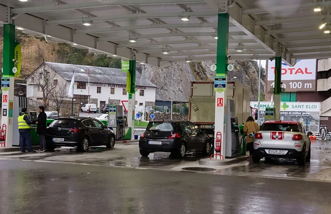 Vehicles reposant a una benzinera del país.