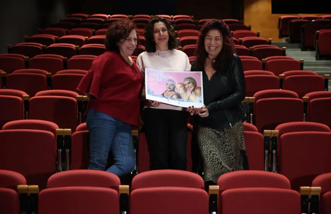 Les actrius d'Andandarà, a la plaeta del Comunal, i abans de passar per maquillatge.