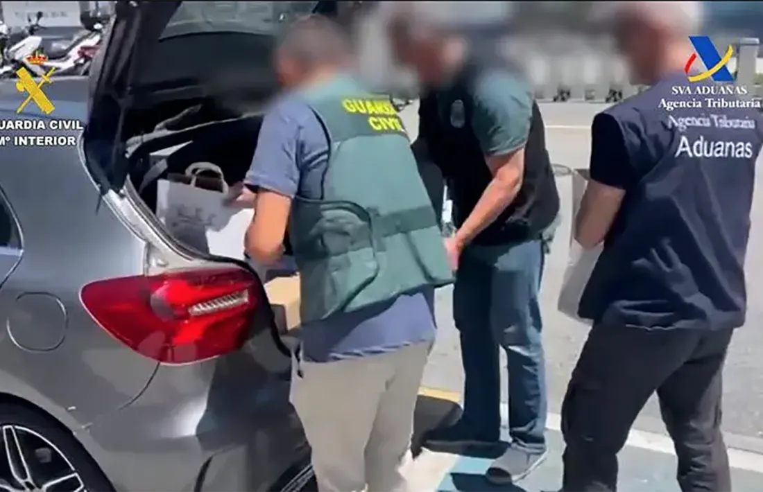 Efectius policials després d'haver desarticulat la xarxa que simulava operar des d'Andorra.