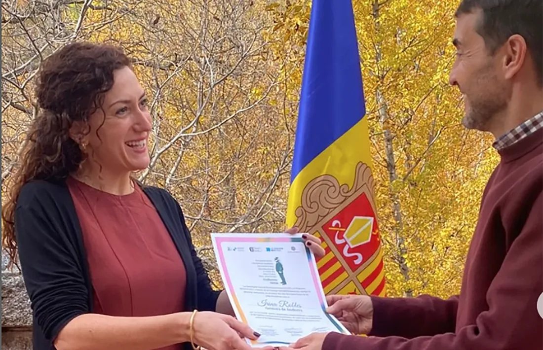 Irina Robles rebent el reconeixement.