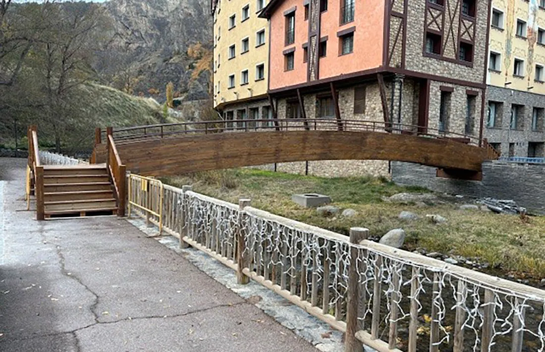 El pont s’inetegra amb el paisatge del riu i els entorns.