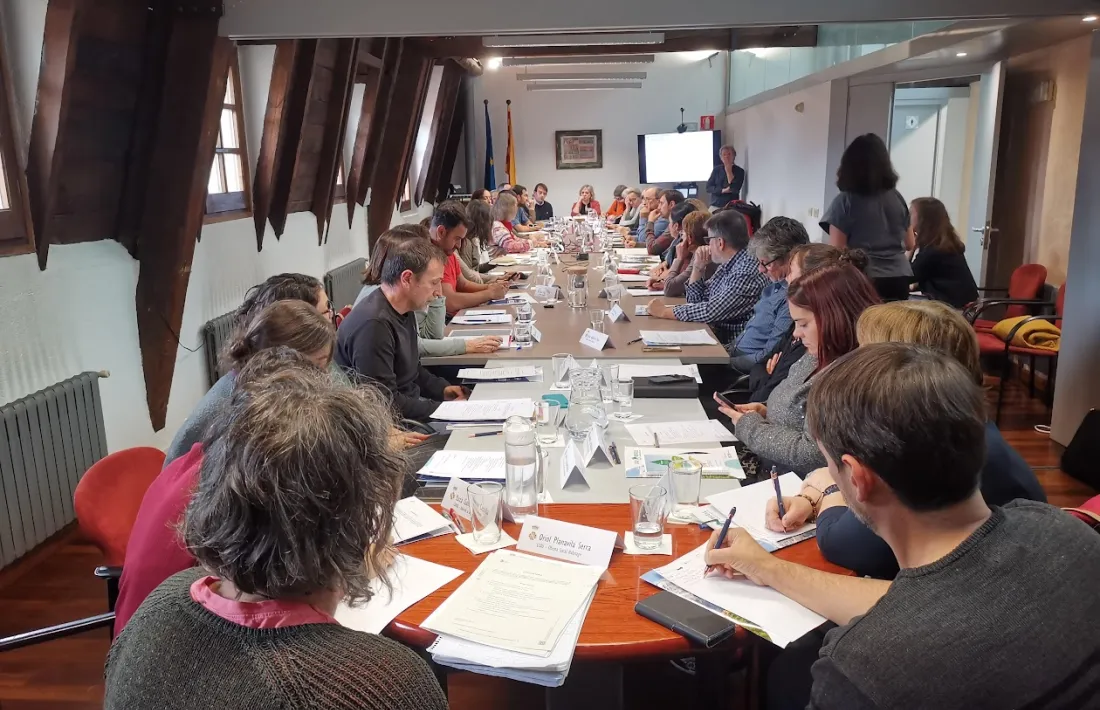          Una quarantena de participants va aplegar la constitució de la Taula d’Habitatge. 