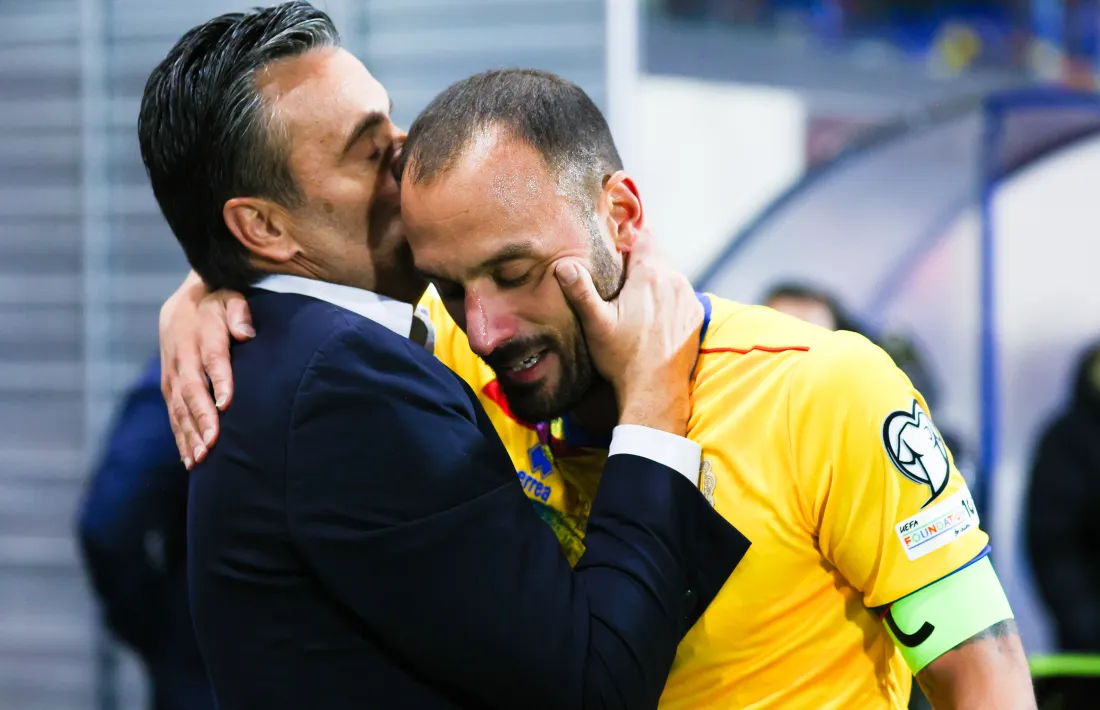 Sergio Moreno rep l'abraçada de Koldo.