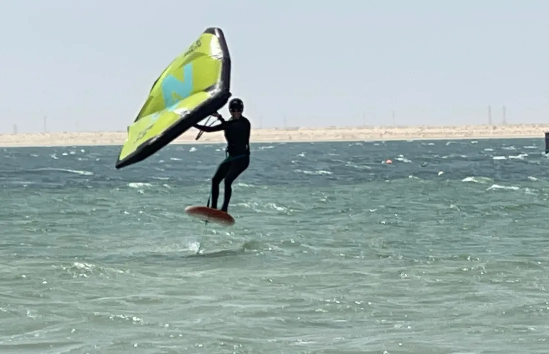 Carine Montaner volant per sobre el mar amb el seu wingfoil.