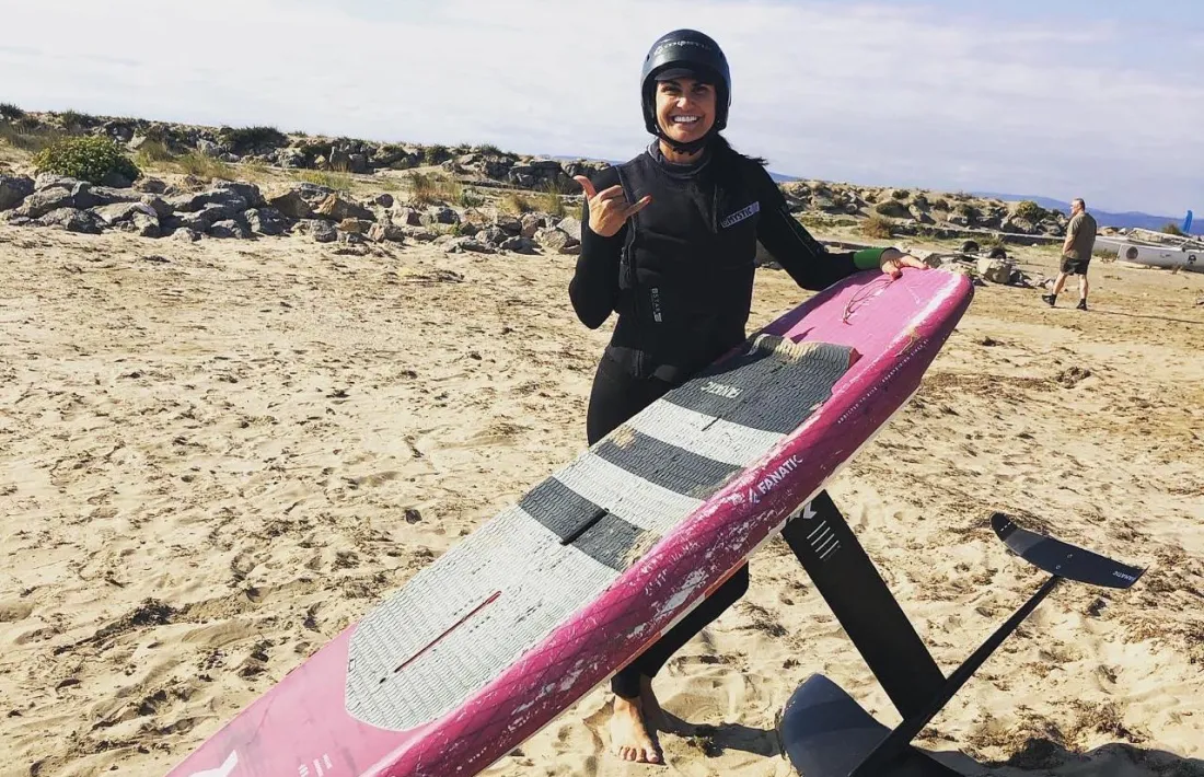 Carine Montaner preparant-se per entrar a l'aigua amb el seu wingfoil.