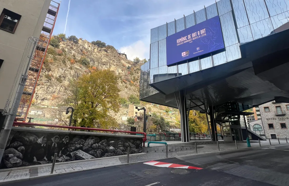 Vista general de l’Espai Caldes, amb el mural de Sam Bosque a l’esquerra, al mur del safareig.
