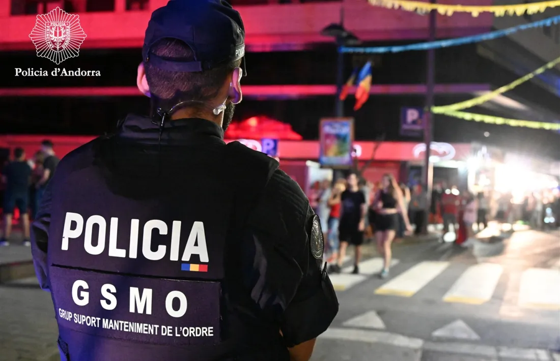 Un agent de policia en un control preventiu nocturn.