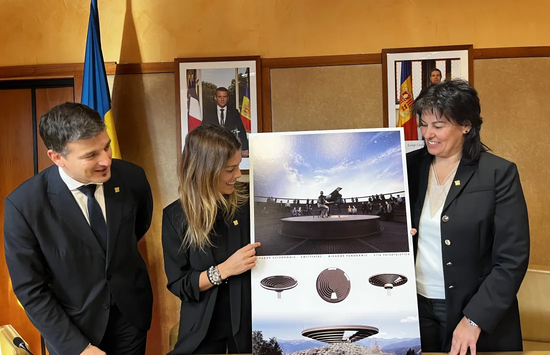 Fité, Solé i Sansa mirant el projecte de mirador.