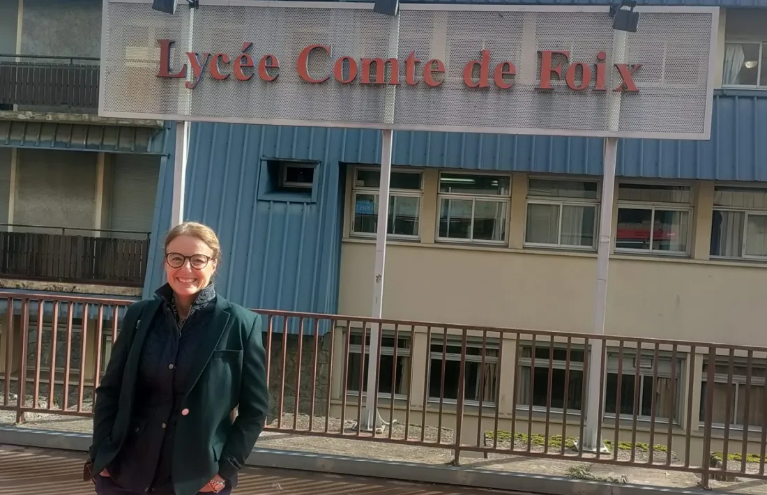 Caroline Chemarin, a l’entrada del Lycée Comte de Foix