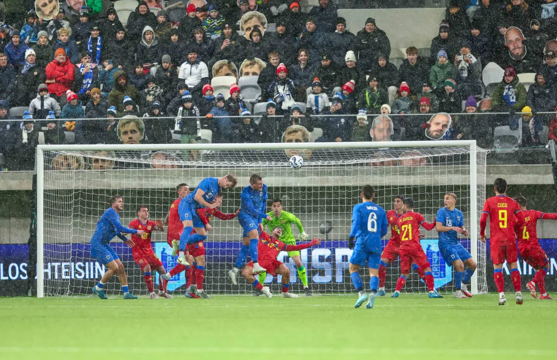 Robin Lod remata de cap a fora a la sortida d'un còrner. 