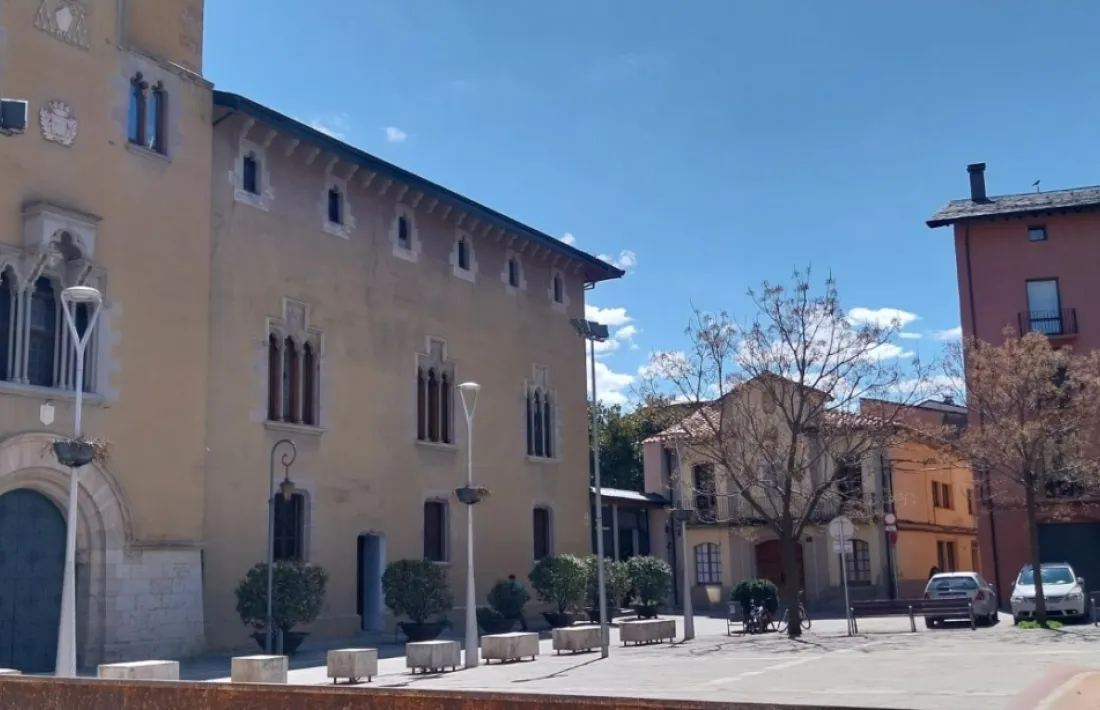 L'edifici dels jutjats, al fons de la plaça Pati Palau.