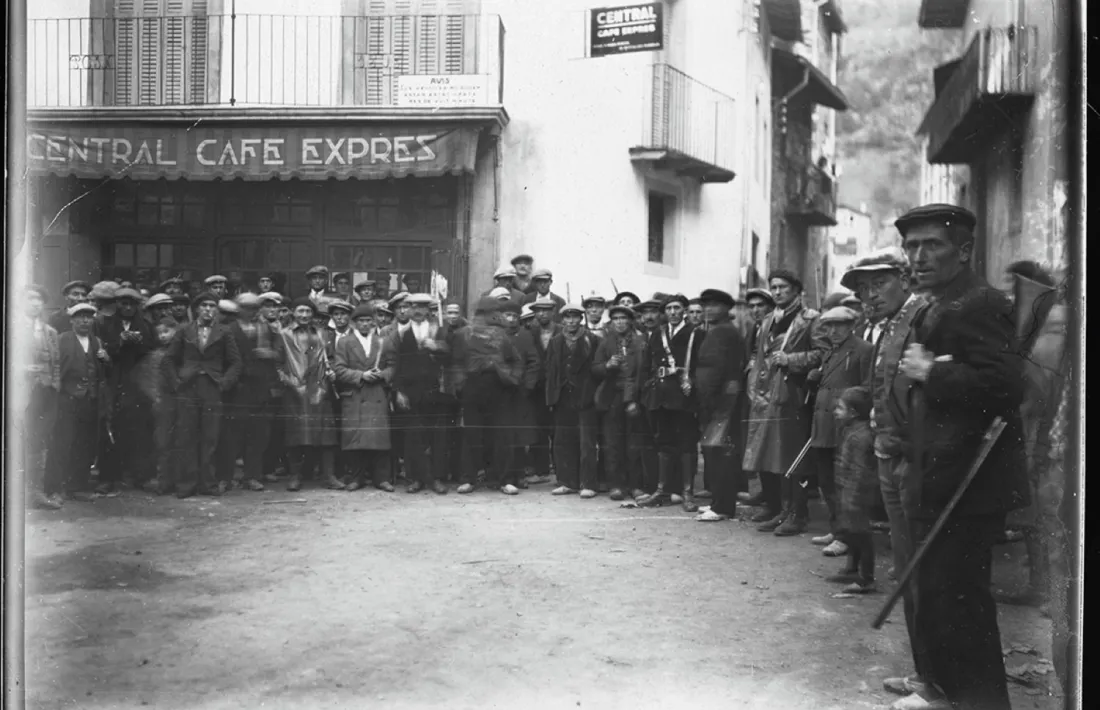 Sometent, policia i veïns al Cafè Exprés, a la plaça de Santa Anna d’Escaldes, per la ‘revolució’ del 1933.