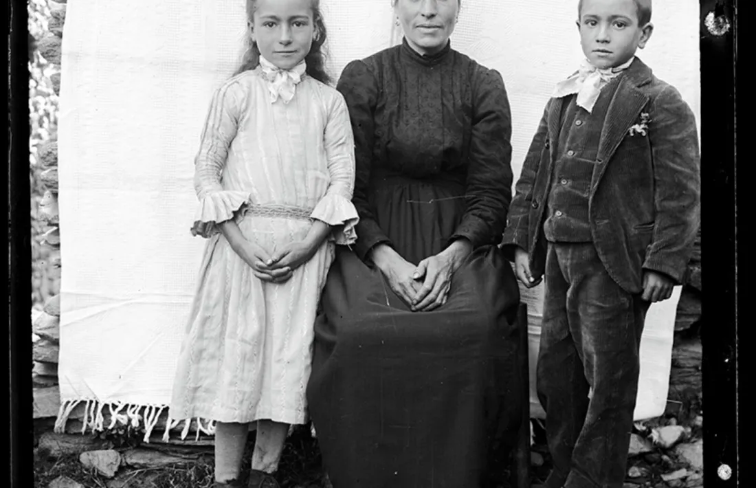 Retrat d’una dona amb els seus dos fills, datat entre el 1915 i el 1922. Atenció a les botetes foradades de la nena.