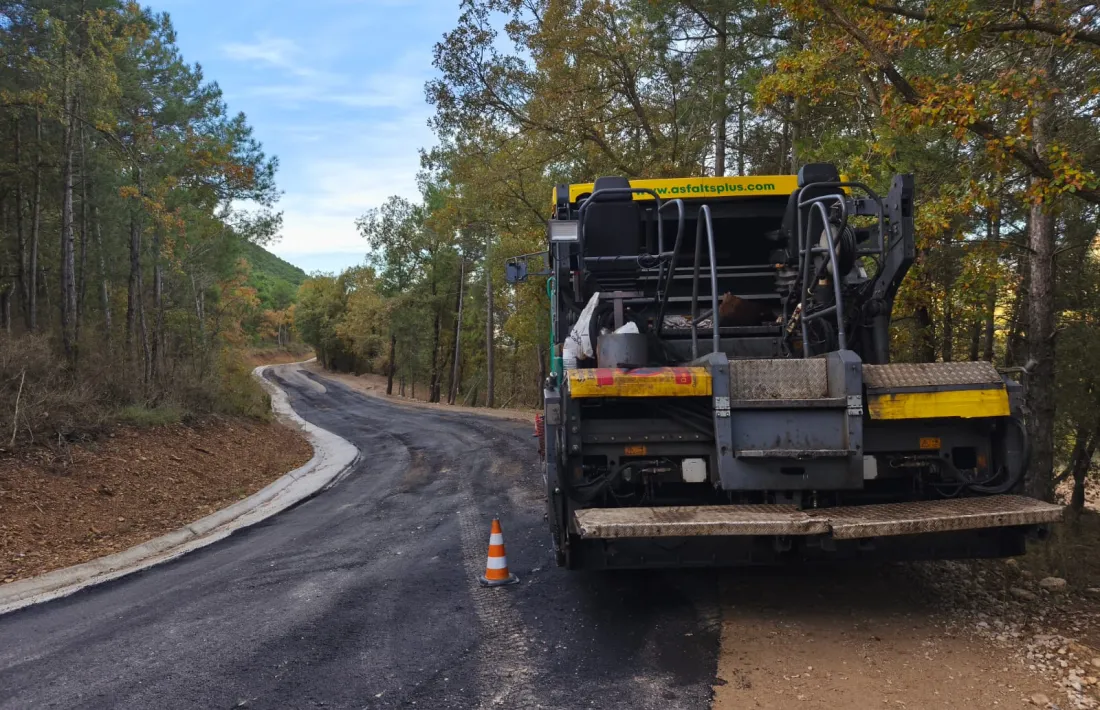 Treballs d'asfaltat al fins ara camí de la Serra Seca.