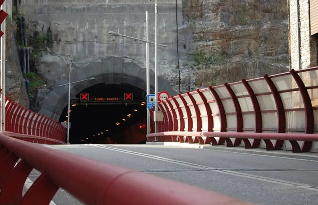 L'entrada del túnel del Pont Pla des de la rotonda de la Dama de Gel.