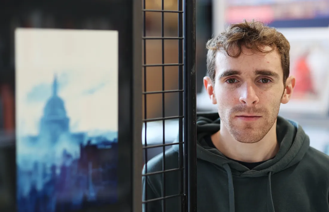 El pintor Arnau Sánchez davant de la il·lustració que obre 'Abadías y catedrales'