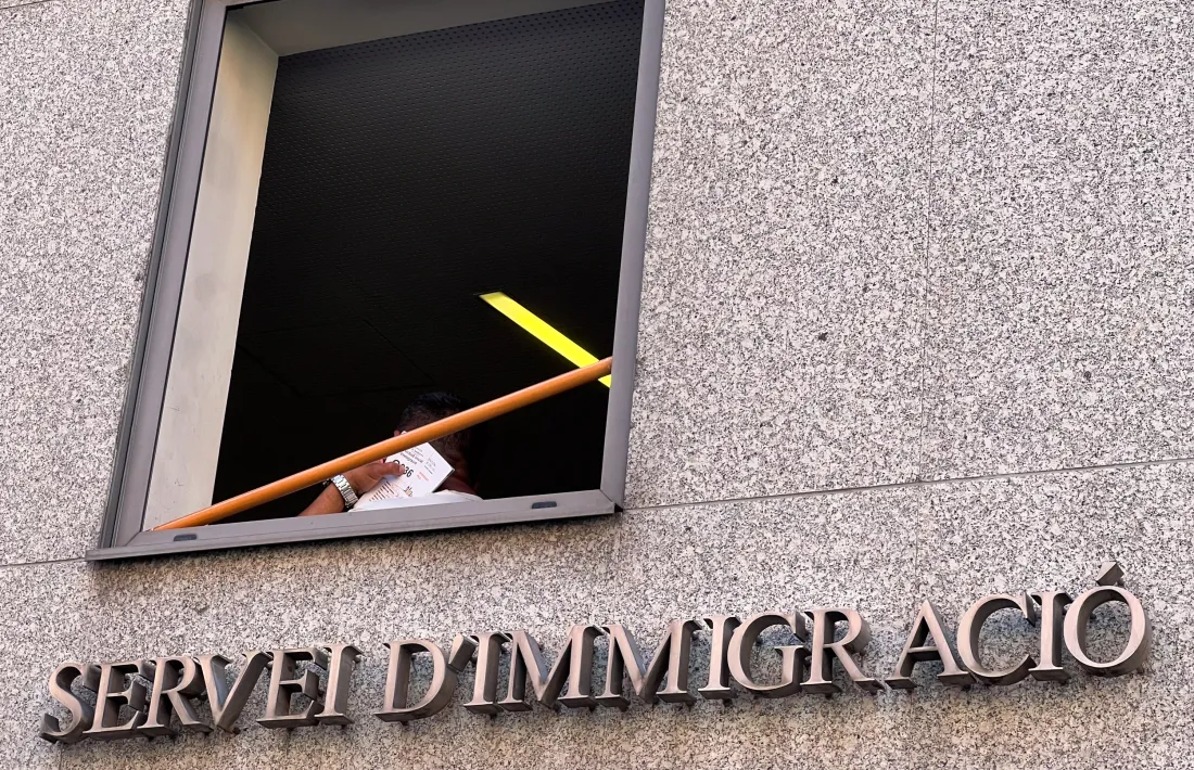 Una persona esperant a ser atesa a les dependències del Servei d’Immigració.