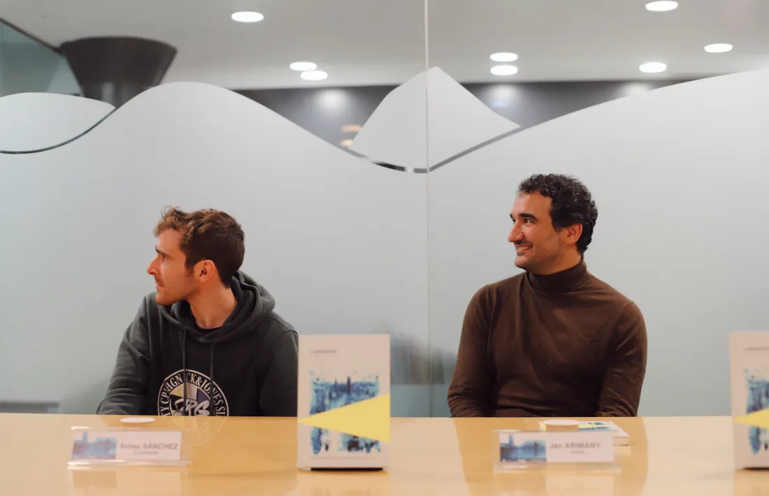 Arnau Sánchez i Jan Arimany, en la presentació de 'Londres', ahir a la biblioteca Antoni Morell de la Massana.