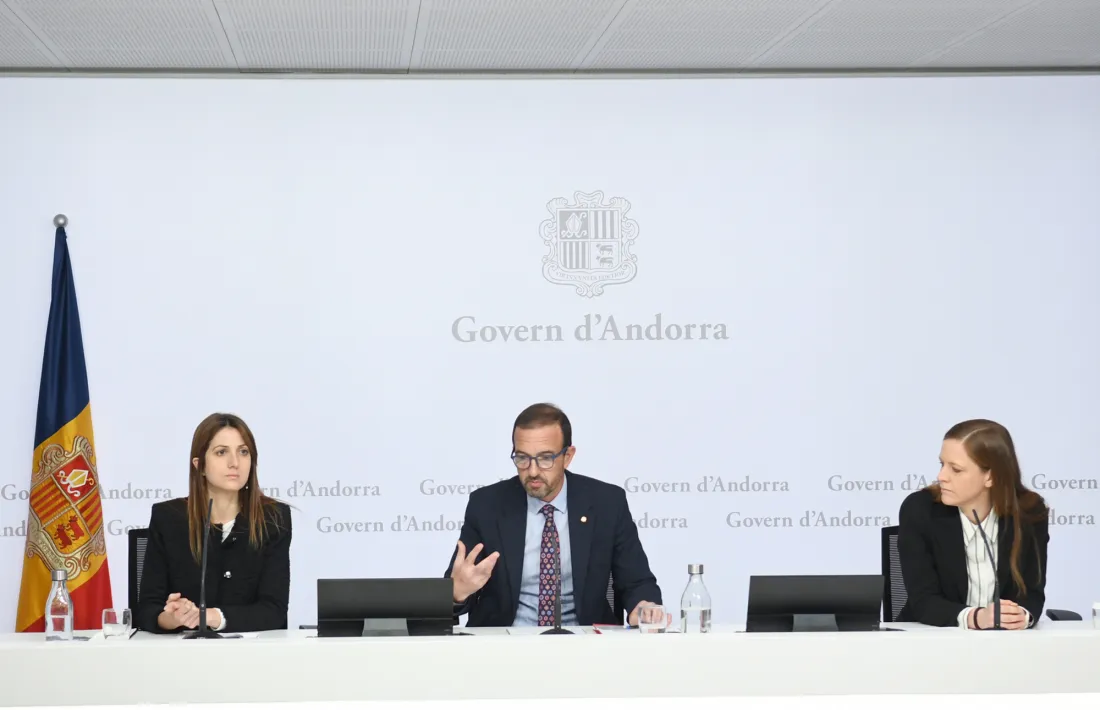 El ministre Torres amb dues representants de l’Organització Mundial de Turisme, a Govern.