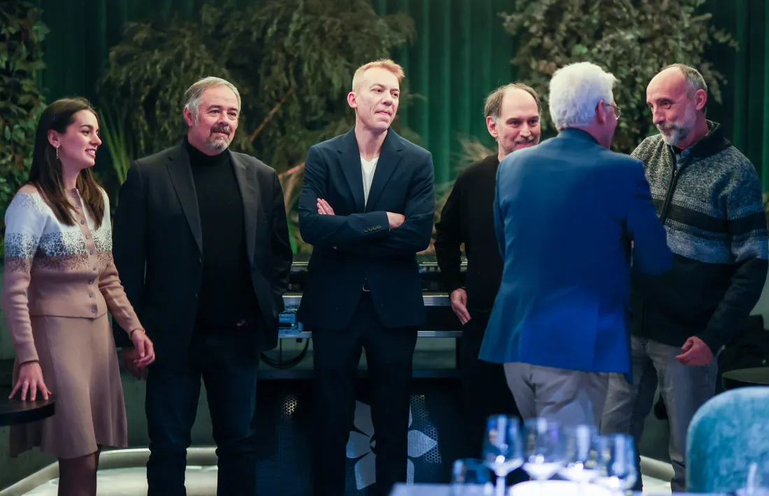 Albert Ginestà, a dalt, i amb quatre dels altres guardonats: Laura Navarro, Gabi Fernández, Àlex Garrido, Agustí Franch i el poeta tarragoni Carles Jardí, d'esquenes.